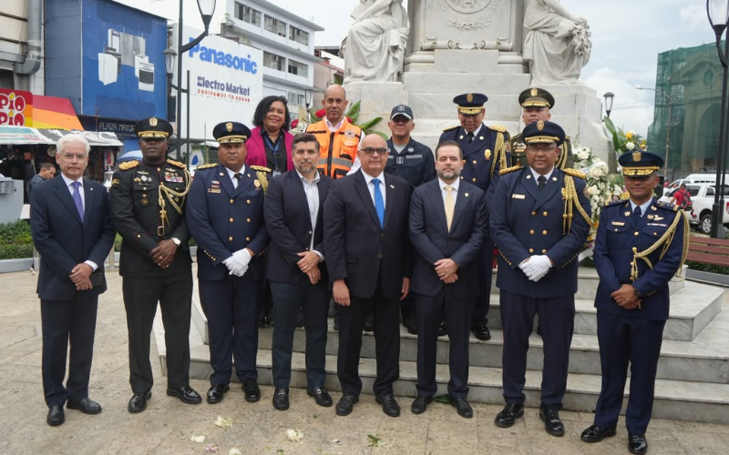 foto de portada de la publicación El SPI honra a los héroes de El Polvorín en acto solemne en la Plaza 5 de Mayo