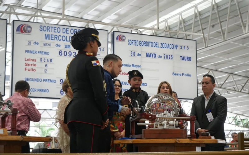 foto de portada de la publicación La LNB rinde tributo a la Tercera Compañía del SPI en su aniversario