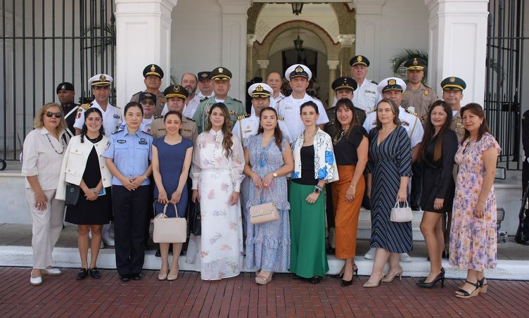 foto de portada de la publicación Visita de Agregados Militares, Aéreos y Navales al Palacio Presidencial