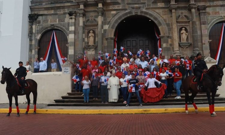 foto de portada de la publicación Acto simbólico de bendición y siembra de banderas en la Plaza de la Independencia del Casco Antiguo
