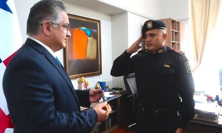 foto de portada de la publicación Entrega del Bastón de Mando, símbolo de liderazgo, mando y control
